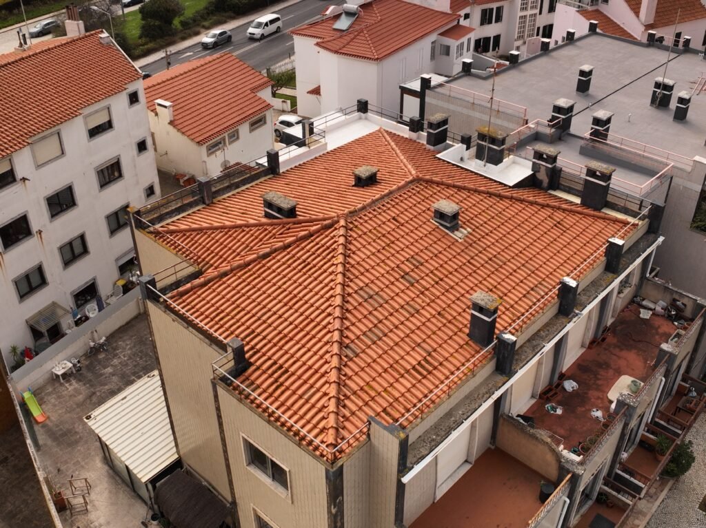 Vista aérea de drone de um telhado residencial com telhas de cerâmica, pronto para inspeção técnica.